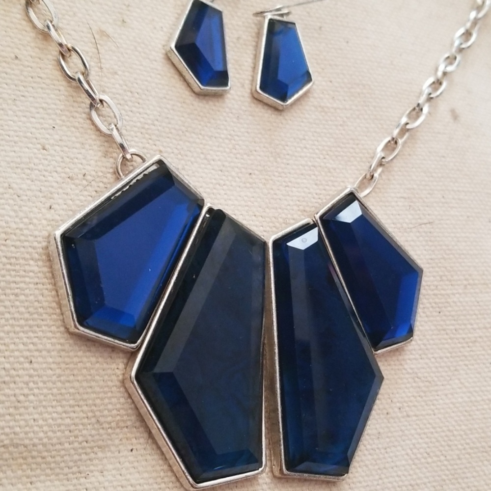 Necklace & earring set